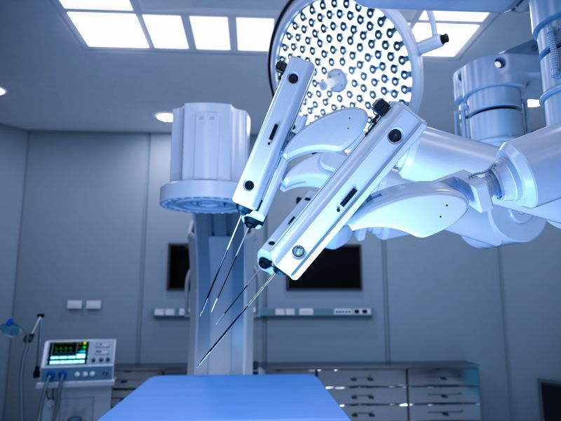 Braços robóticos de um sistema cirúrgico em sala operatória